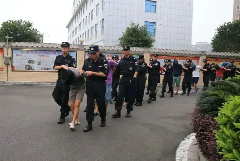 3·15特大假機油案告破：22億假美孚、假嘉實多、假殼牌銷往全國20多個?。?>
                                    <h5>3·15特大假機油案告破：22億假美孚、假嘉實多、假殼牌銷往全國20多個?。?/h5>
                                </div>
                            </a>
                        </li>
                    </div>
                
                    
                    <div   id=